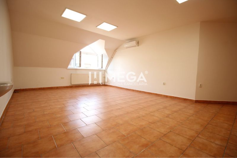 Gewerbeflächen mit Keramikboden, Klimaanlage und großem Fenster.
