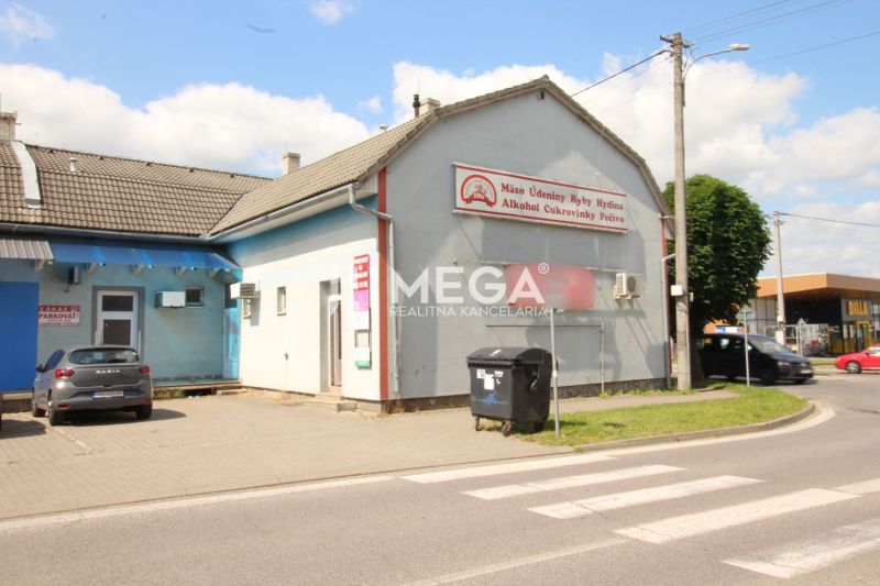 Geschäftsräume in der Duklianskych hrdinov Straße, Vranov nad Topľou, an einer stark befahrenen Straße.