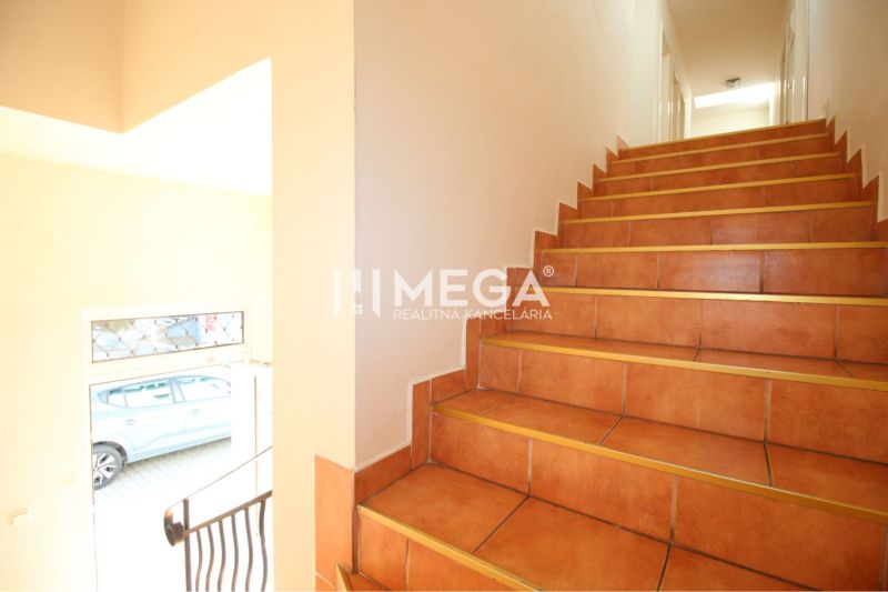 Eine Treppe in Geschäftsräumen mit hellen Wänden und Türen.