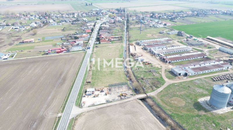Luftaufnahme der Produktionsanlagen in der Gemeinde Hriadky, umgeben von landwirtschaftlichen Feldern und einer Straße.