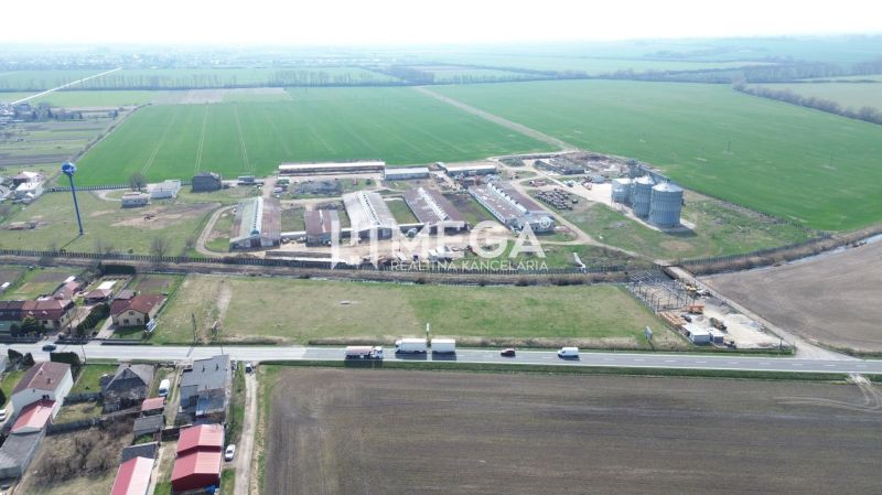 Luftaufnahme der Produktionsanlagen in Hriadky, umgeben von Feldern und Verkehrswegen.