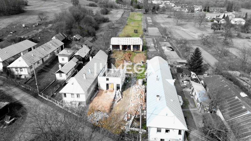 Luftaufnahme von Einfamilienhäusern und Grundstücken in Zbojné, ländliche Landschaft.