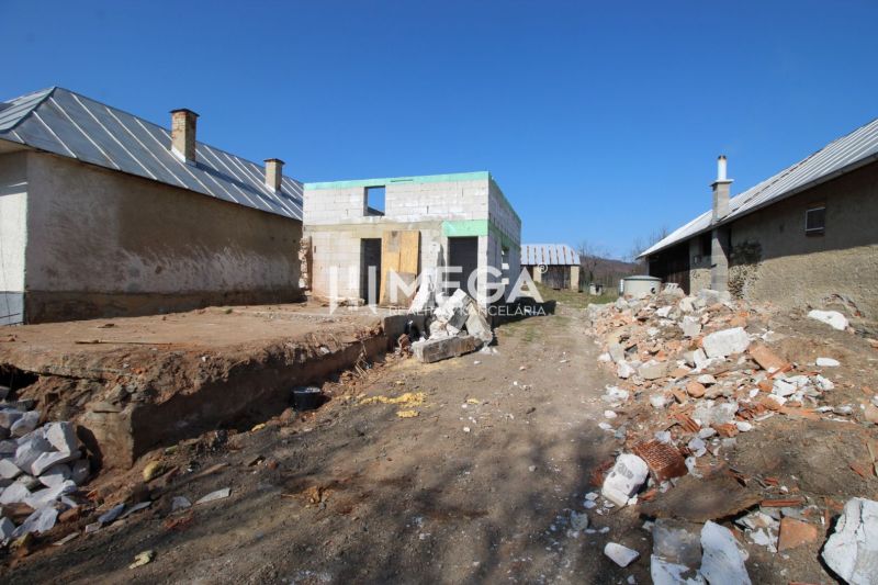 Baugrundstück mit einem im Bau befindlichen Einfamilienhaus und Bauschutt in Zbojné.