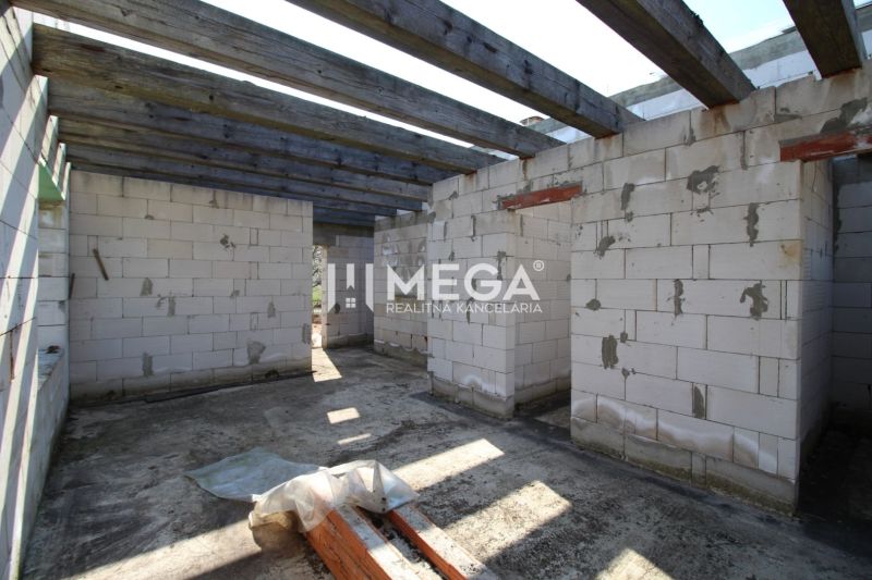 Der Bau eines Einfamilienhauses in Zbojné mit Holzbalken auf dem Dach.
