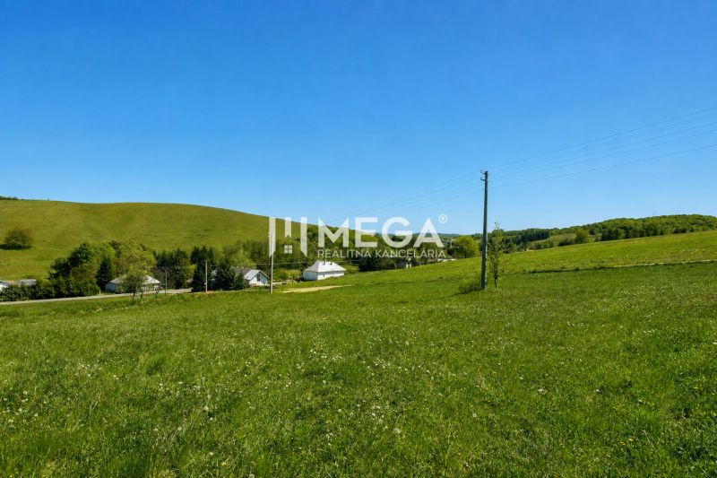 Grüne Weiden in Víťazovce, ideal für Grundstücke - Wohnen in malerischer Landschaft.