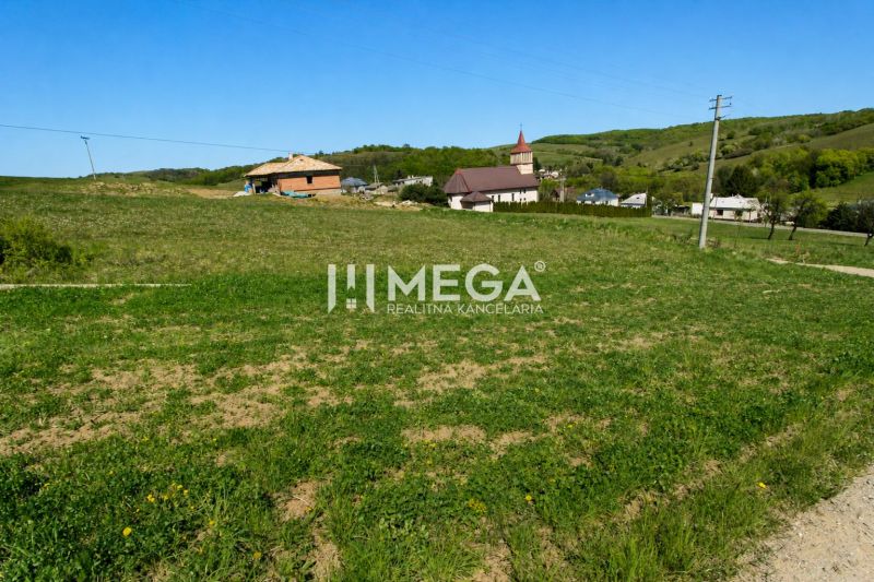 Grundstücke - Wohnen in Víťazovce mit Kirche im Hintergrund, ideale Lage für den Bau.