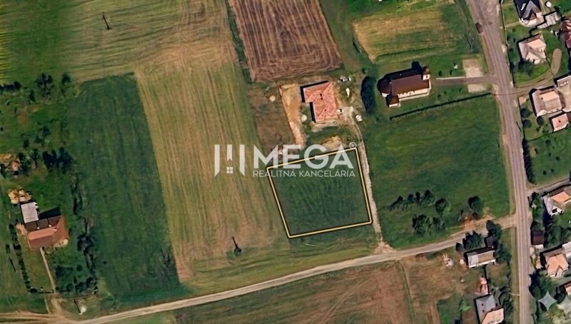 Satellitenansicht auf Wohnbaugrundstücke in der Gemeinde Víťazovce, umgeben von Grünflächen und Gebäuden.
