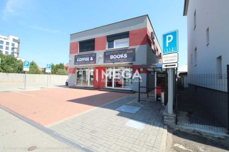 Büros in der Sama-Chalupka-Straße in Michalovce mit einem Parkplatz vor dem Gebäude.