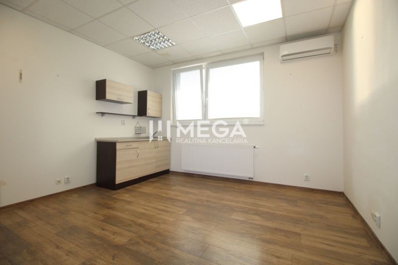 Ein Büro mit weißen Wänden, Holzboden-Dekor und Stauraum.