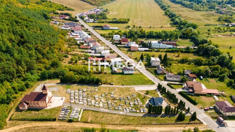Luftaufnahme von Grundstücken - Wohnen in Slovenská Volová, umgeben von Grünflächen und Straßen.