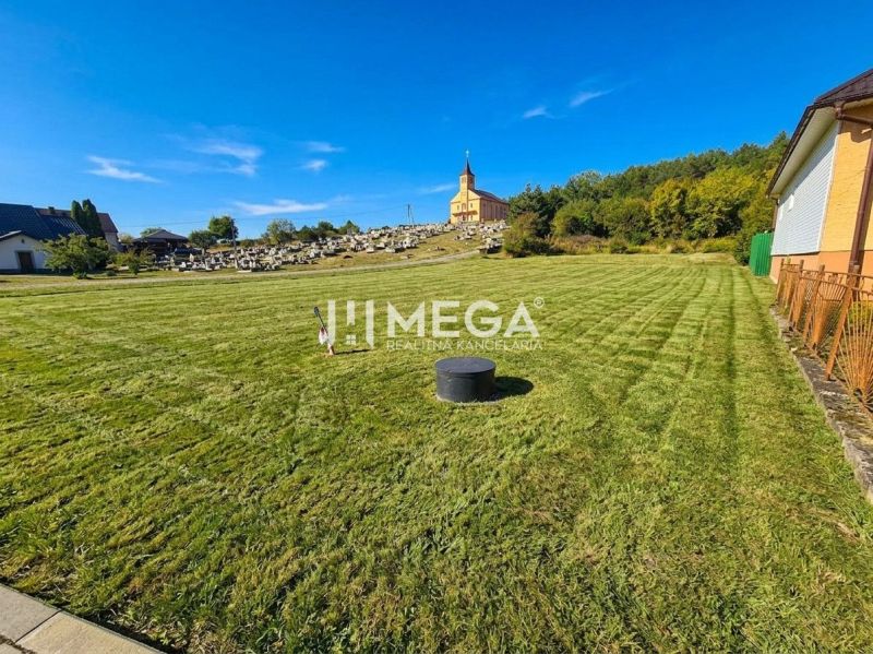 Grundstücke zum Wohnen in Slovenská Volová mit einer Kirche und einem Friedhof im Hintergrund.