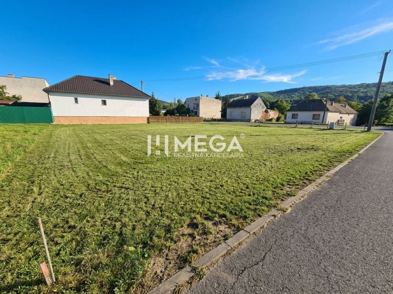 Grundstücke - Wohnen in Slovenská Volová, gepflegter Rasen, umliegende Häuser, Zufahrtsstraße.