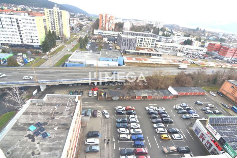Ein Blick auf die Geschäftsräume in der Štefánikova-Straße in Humenné mit einem Parkplatz.