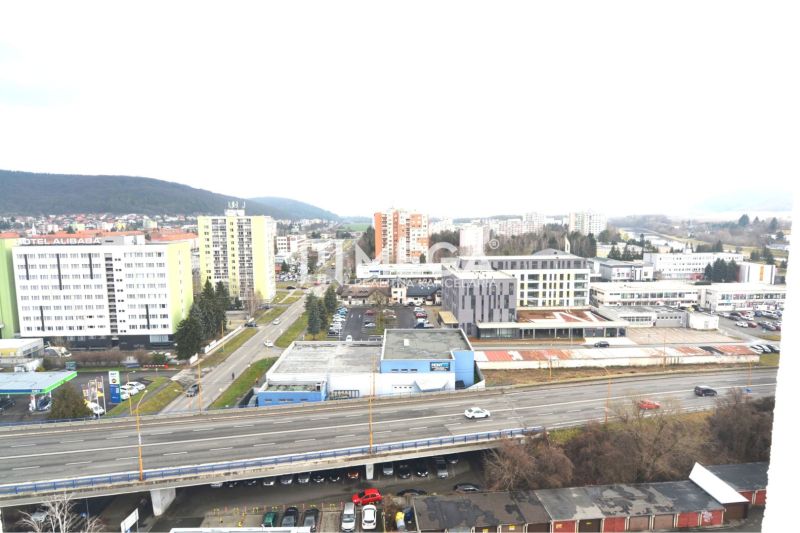 Die Stadt Humenné, Štefánikova Straße, zeigt einen Blick auf Geschäftsräume und die Autobahn.