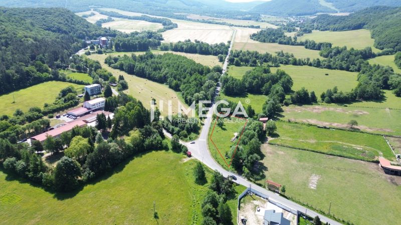 Landschaft in der Gemeinde Ptičie mit Wohnbaugrundstücken, umgeben von Grünflächen und Straßenverkehr.