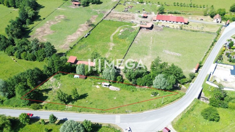 Grundstücke - Wohnen in Ptičom, umgeben von Grün an der Hauptstraße.