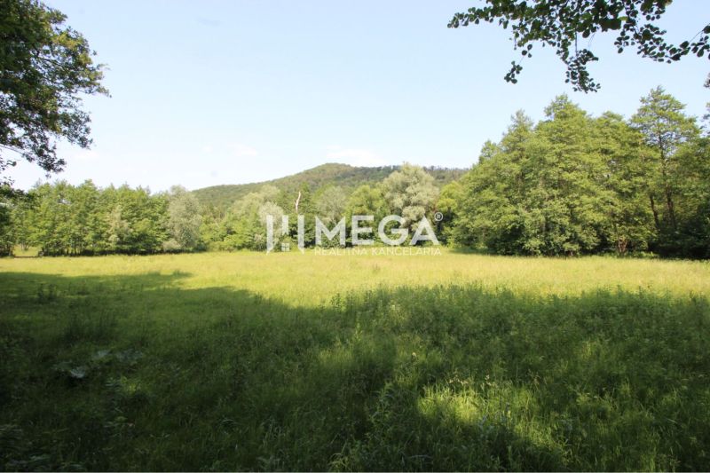 Zeleň in Ptičom bietet Grundstücke - Wohnen umgeben von Wald und Grünflächen.