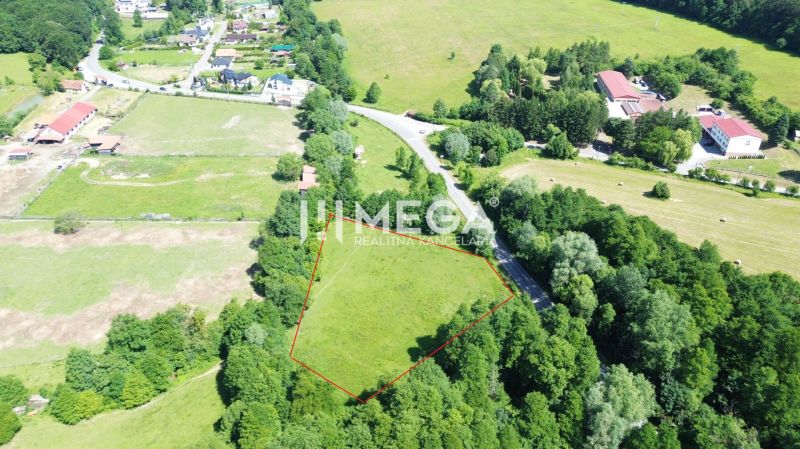 Luftaufnahme von Grundstücken - Wohnen in Ptičí, umgeben von Grün und einer Straße.