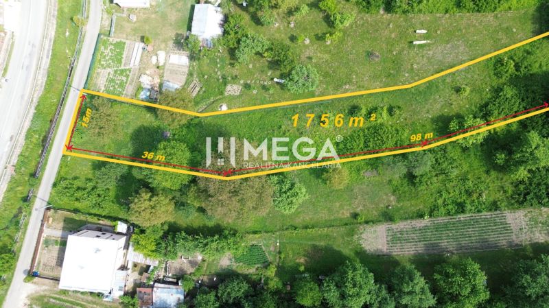 Grundstück für Wohnzwecke in Turcovce, Grünfläche mit Bäumen und einer markierten Fläche von 1756 m².