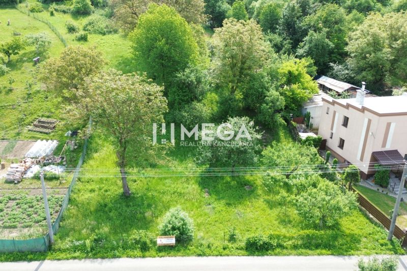 Grundstücke - Wohnen in Turcovce, umgeben von Grünflächen und Einfamilienhäusern, ideal für einen Neubau.