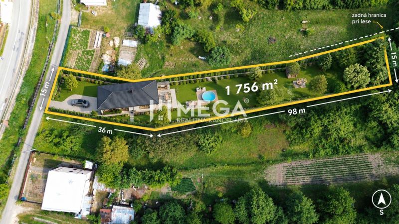 Luftaufnahme von Grundstücken - Wohnen in Turcovce mit einer Fläche von 1756 m² und einem Pool.