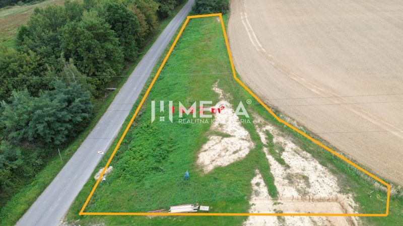 Grundstück in der Hámorská-Straße in Snina, bestimmt für Wohnzwecke, begrenzt von einer Straße und einem Wald.
