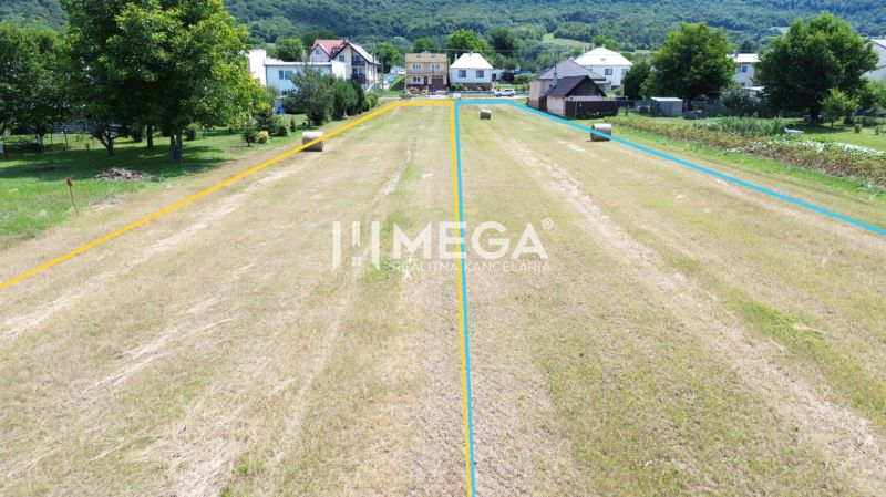 Grundstücke - Wohnen in Jasenov mit Grasbewuchs und Aufteilung, geeignet für den Bau von Häusern.