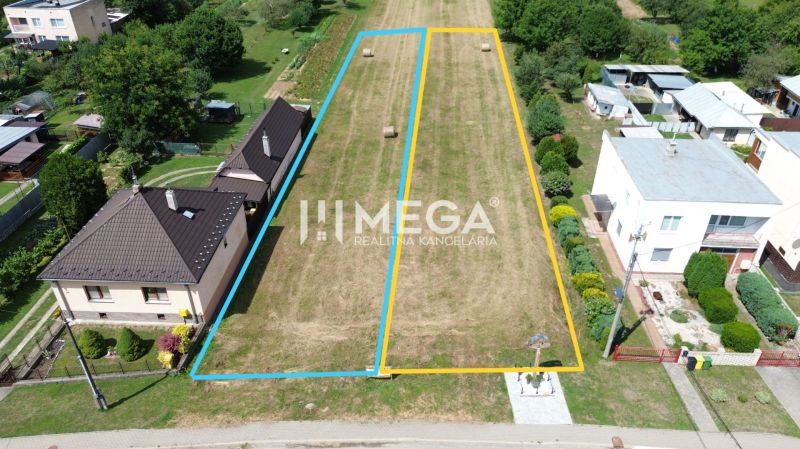 Grundstücke - Wohnen in Jasenov, abgegrenzte Parzellen, grasbewachsenes Gelände mit einigen Bäumen.