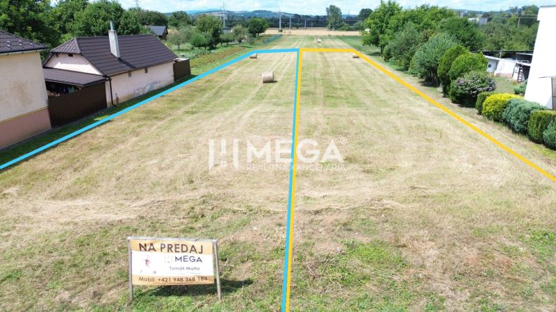 Grundstücke - Wohnen in Jasenov mit Land, das durch farbige Linien und Strohballen unterteilt ist.