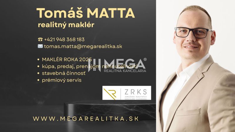 Vizitka realitného makléra s kontaktmi a zoznamom služieb:

Visitenkarte des Immobilienmaklers mit Kontakten und einer Liste der Dienstleistungen.
