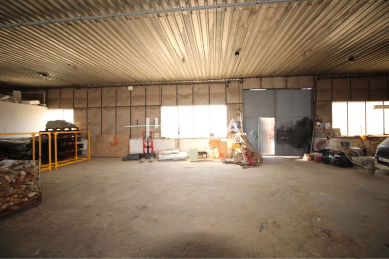 Lagerhallen und Hallen mit offenen Räumen und gelagerten Materialien.