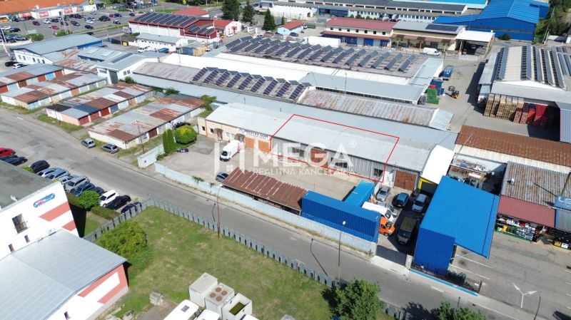 Das Industriegebiet in der Fidlikova-Straße in Humenné umfasst Lager und Hallen mit Solarmodulen.