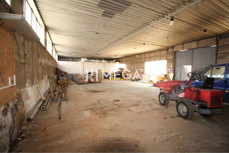 Lager und Hallen mit Betonbodenoptik, große Fenster, verschiedene Ausstattungen und Materialien.