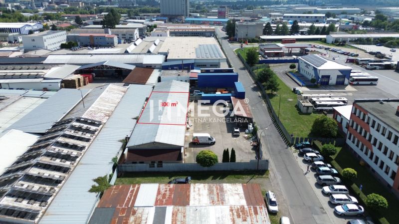 Lager- und Hallenkomplex in der Fidlikova-Straße in Humenné mit Parkplatz und Einrichtungen.