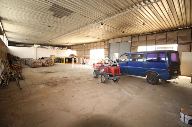 Interieur mit Fahrzeug und Lagermaterialien in Lagern und Hallen.
