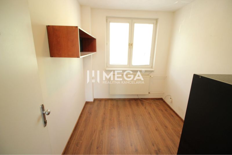 Kleines Büro mit Holzboden und Ablagefach.