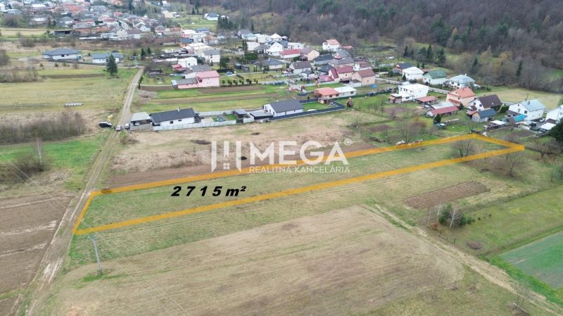 Grundstück - Wohnen mit einer Fläche von 2715 m², Verfügbarkeit in Zemplínske Hámre, umliegende Natur.