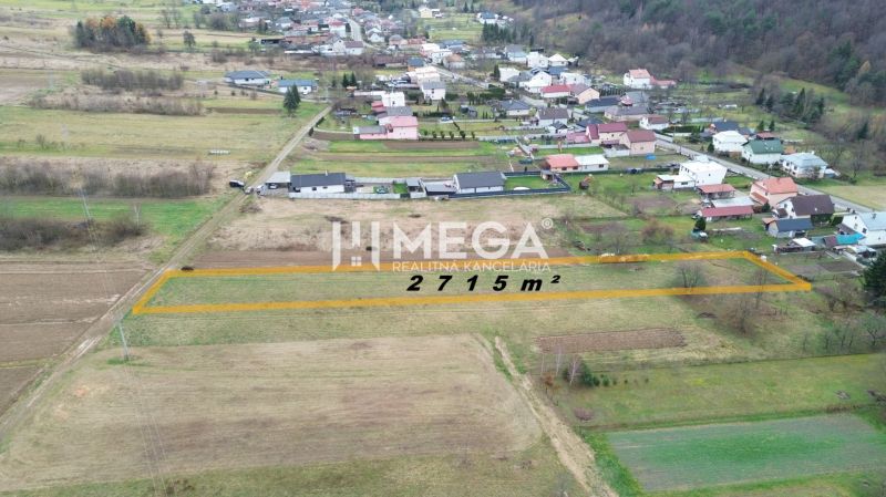 Luftaufnahme von Grundstücken - Wohnen in Zemplínske Hámre, mit einer Fläche von 2715 m².