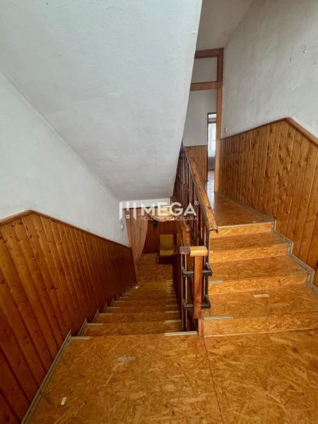 Treppe mit Geländer und Verkleidung im Einfamilienhaus, Boden mit Holzdekor.