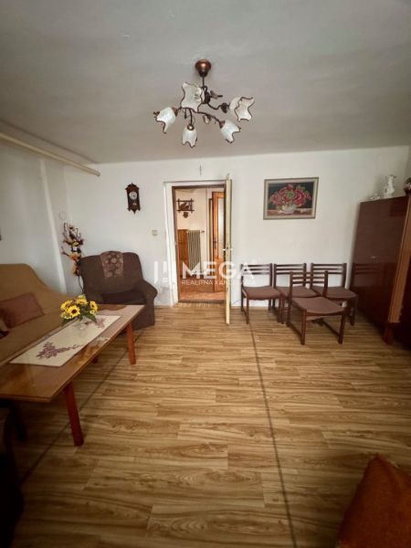 Wohnzimmer in einem Einfamilienhaus mit Holzboden und Möbeln.