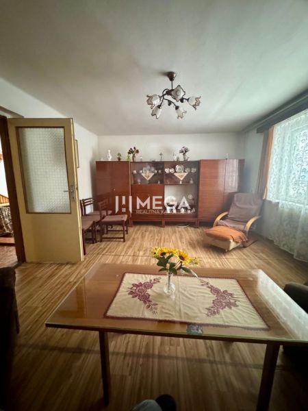 Wohnzimmer in einem Einfamilienhaus mit Holzboden und antiken Möbeln.