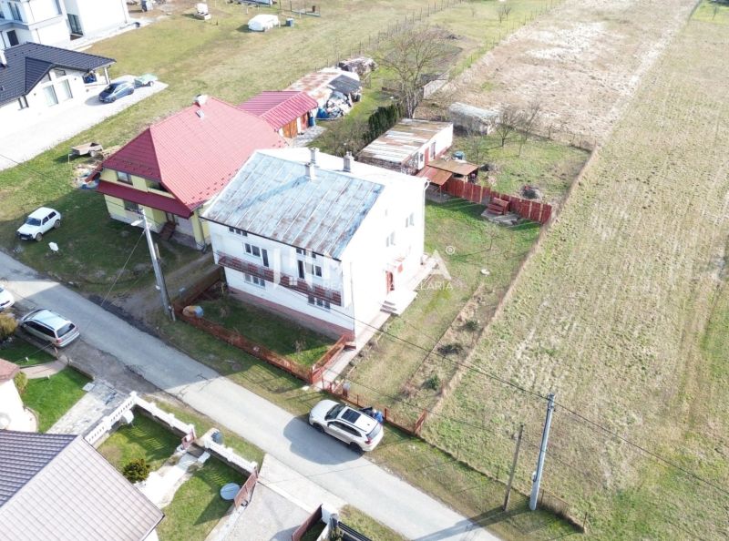 Luftaufnahme von Einfamilienhäusern im Dorf Myslina, Myslina-Straße, mit umliegenden Feldern.