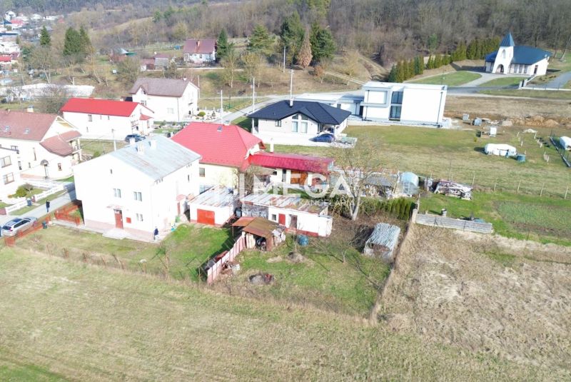 Ein Einfamilienhaus im Dorf Myslina in der Straße Myslina mit ländlicher Umgebung und Garten.