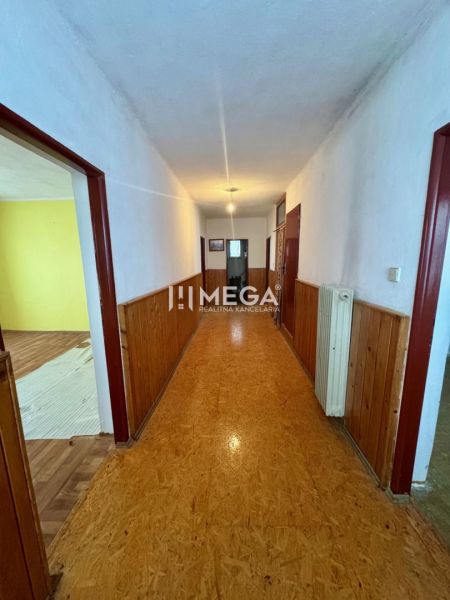 Ein Flur in einem Einfamilienhaus mit Holzverkleidung und einem Boden aus OSB-Platten.