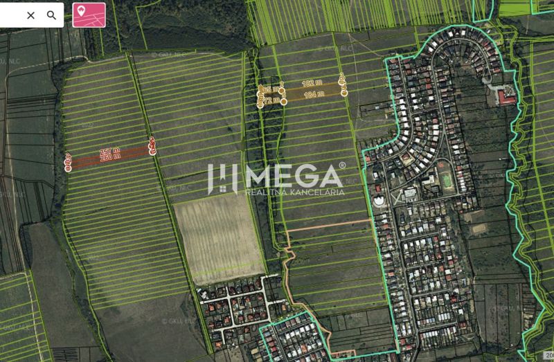 Luftaufnahme von landwirtschaftlichen und forstwirtschaftlichen Flächen im Gebiet von Humenné.