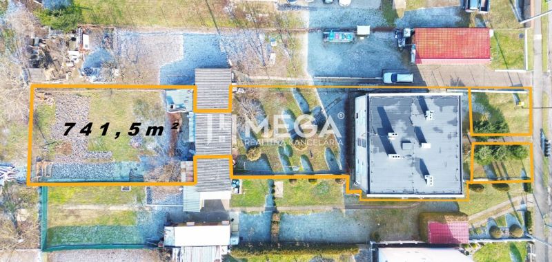Luftaufnahme von Wohnbaugrundstücken in Humenné mit einer markierten Fläche von 741,5 m².