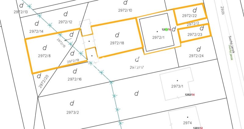 Katasterkarte der Wohnbaugrundstücke in der Stadt Humenné mit hervorgehobenen Parzellen.