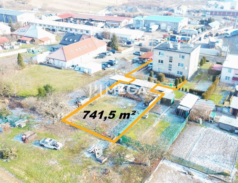 Baugrundstück in Humenné mit einer Fläche von 741,5 m², umgeben von Gebäuden.