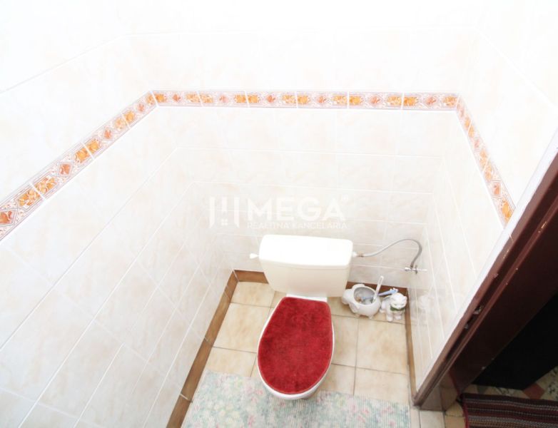 Toilette mit Keramikfliesen im Einfamilienhaus.