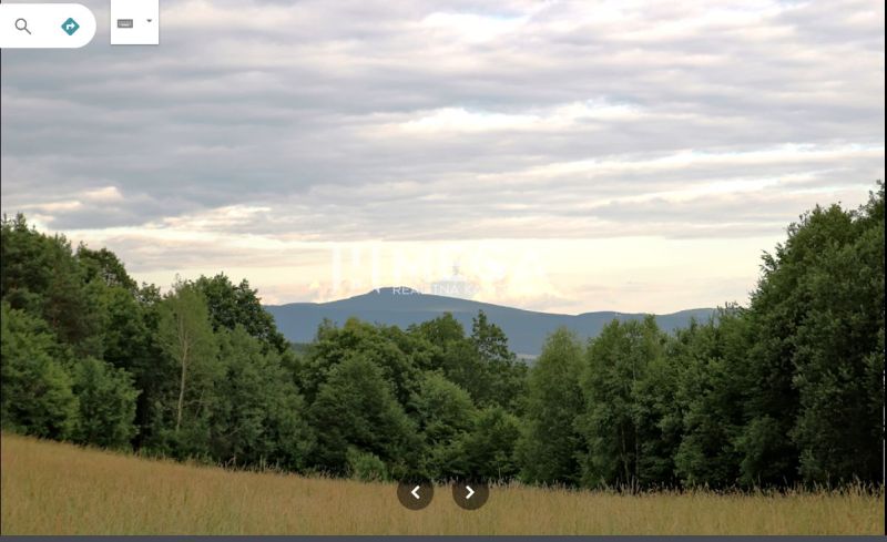 Wälder und Felder in Maškovce mit Blick auf die Hügel und den Himmel.